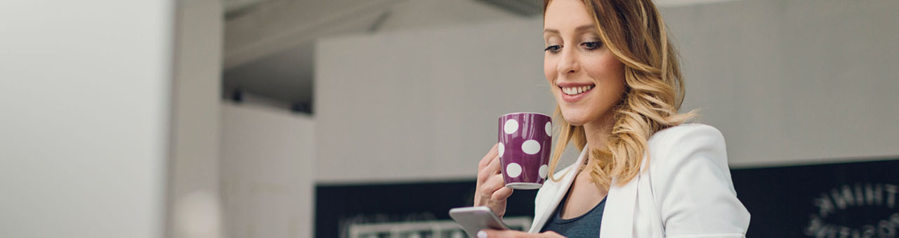 pregnant-businesswoman-typing-on-her-smart-phone-in-office-mobile-desktop-1280x340