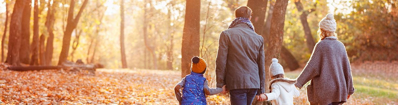 family-enjoying-beautiful-autumn-day-in-the-park-mobile-desktop-1280x340